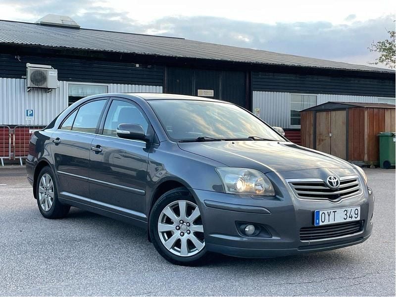 Grå Begagnad 2008 Toyota Avensis Halvkombi | 37 000 kr (Marknadspris) - Bild 1/4
