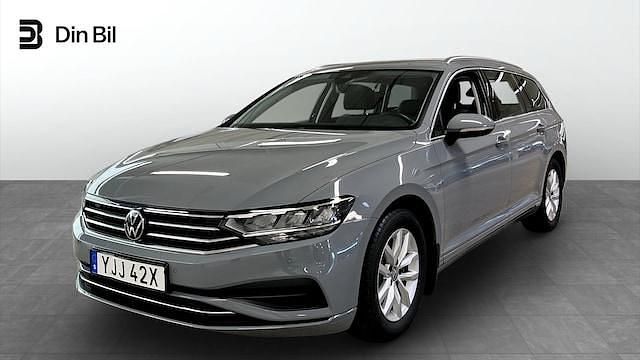 Grå Begagnad 2024 VW Passat Business Kombi | 309 800 kr (Bra pris) - Bild 1/4