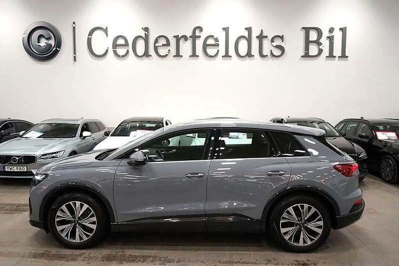 Grå Begagnad 2022 Audi Q4 e-tron Advanced SUV | 389 900 kr (Marknadspris) - Bild 1/4