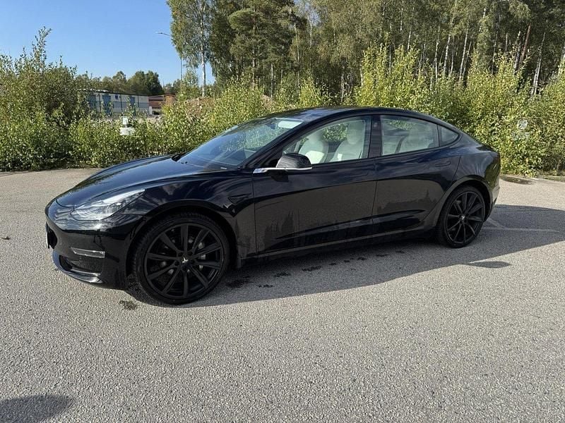 Svart Begagnad 2019 Tesla Model 3 Standard Range Plus Sedan | 239 000 kr (Dyr) - Bild 1/4