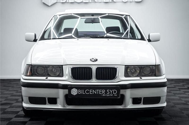 Begagnad BMW 325 192 HK (141 kW) 1994 Vit Sedan