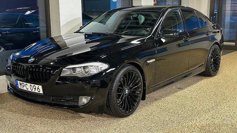 Svart Begagnad 2010 BMW 535 M Sport Sedan | 139 900 kr (Marknadspris) - Bild 1/4
