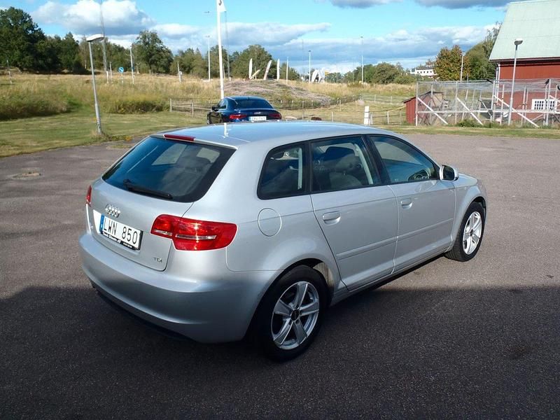 Begagnad Audi A3 Sportback 105 HK (77 kW) 2011 Silver Halvkombi