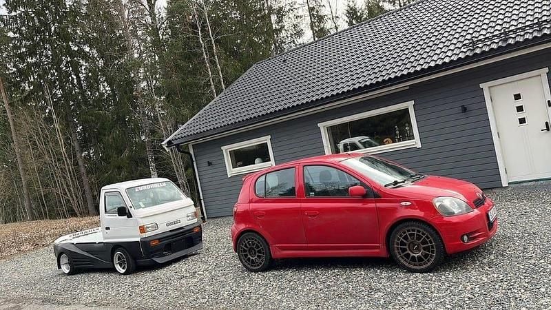 Begagnad 2001 Toyota Yaris Sport Halvkombi | 25 000 kr (Marknadspris) - Bild 1/4