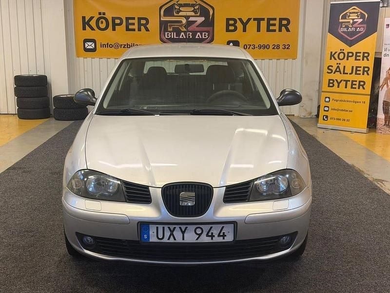 Ljusgrå Begagnad 2004 Seat Ibiza Halvkombi | 19 900 kr (Marknadspris) - Bild 1/4