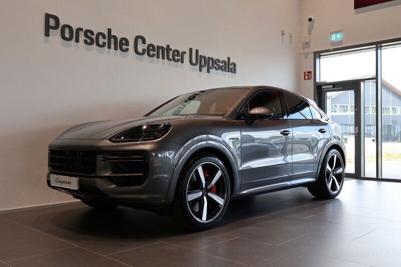 Grå Ny 2025 Porsche Cayenne Turbo E-Hybrid SUV | 2 284 200 kr - Bild 1/4