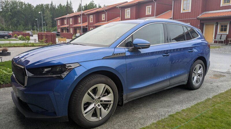 Blå Begagnad 2025 Skoda Enyaq iV SUV | 221 116 kr - Bild 1/4