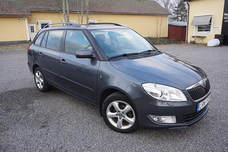 Grå Begagnad 2011 Skoda Fabia Elegance Kombi | 59 900 kr (Marknadspris) - Bild 1/4