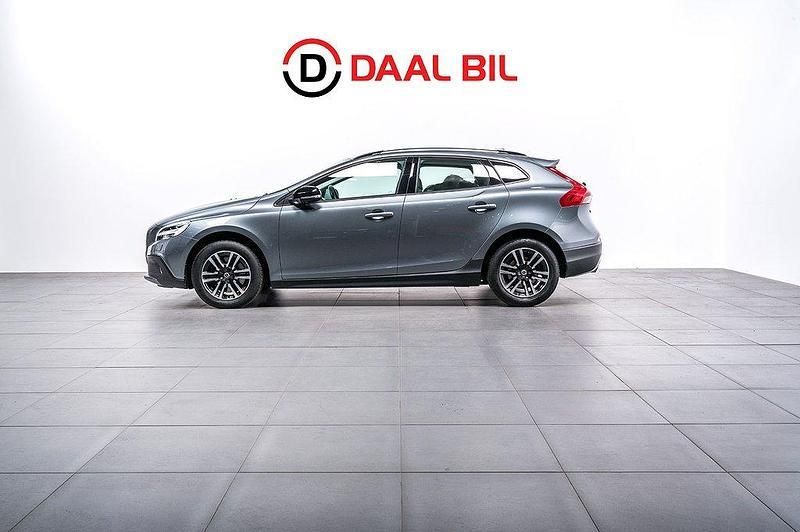 Grå Begagnad 2018 Volvo V40 CC Plus Kombi | 209 700 kr (Marknadspris) - Bild 1/4