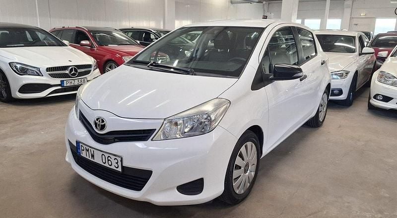 Vit Begagnad 2012 Toyota Yaris Life Halvkombi | 59 999 kr (Marknadspris) - Bild 1/4