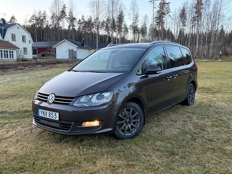 Begagnad VW Sharan 184 HK (135 kW) 2018 Brun metallic Minibuss