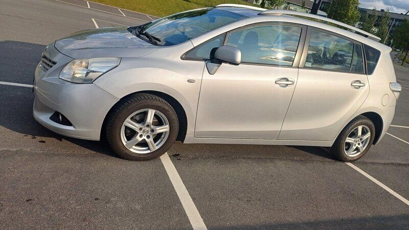 Silver Begagnad 2010 Toyota Verso Minibuss | 85 900 kr (Marknadspris) - Bild 1/4