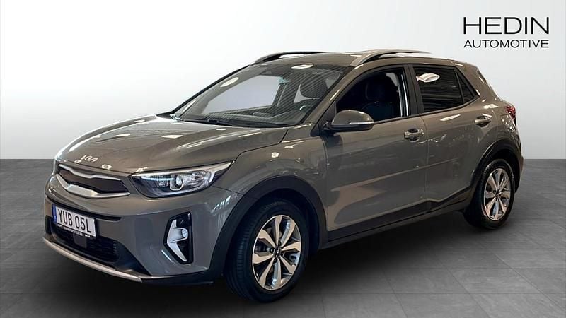 Grön (green) Begagnad 2023 Kia Stonic 4 SUV | 207 900 kr (Bra pris) - Bild 1/4