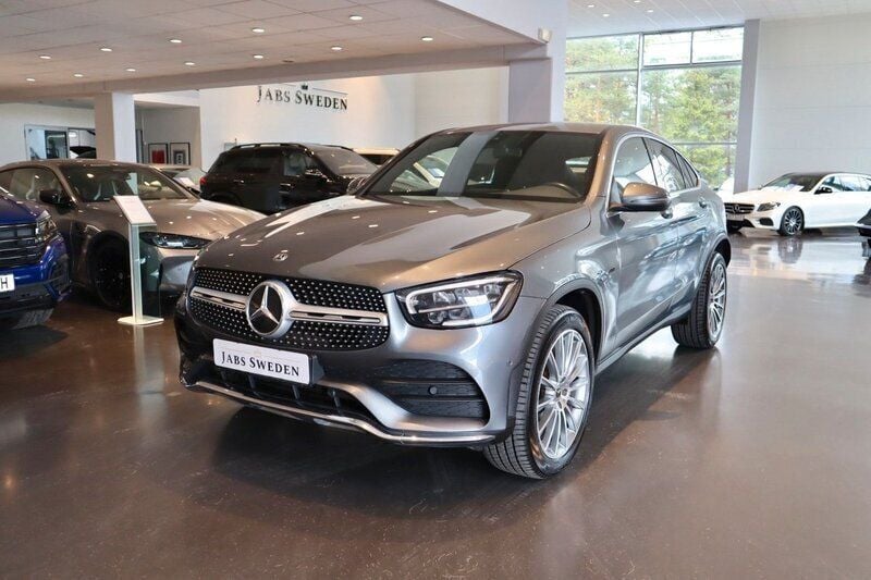 Grå (grå metallic) Begagnad 2021 Mercedes GLC300e AMG Sportkupé | 449 900 kr (Bra pris) - Bild 1/4