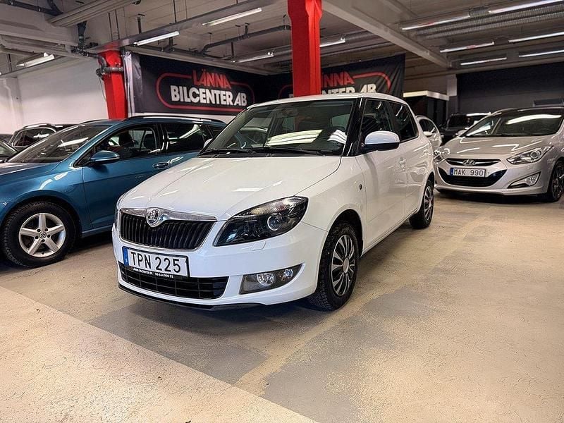 Vit Begagnad 2014 Skoda Fabia Ambiente Halvkombi | 109 900 kr (Lite dyr) - Bild 1/4