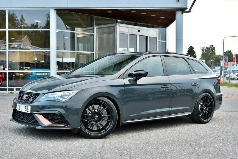 Grå Begagnad 2019 Seat Leon 4Drive Kombi | 391 900 kr - Bild 1/4