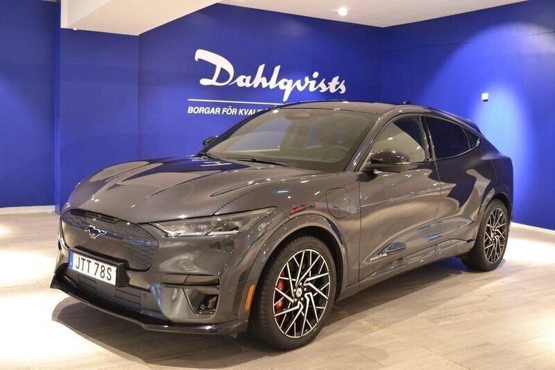 Grå Begagnad 2021 Ford Mustang Mach-E GT SUV | 529 000 kr (Marknadspris) - Bild 1/3