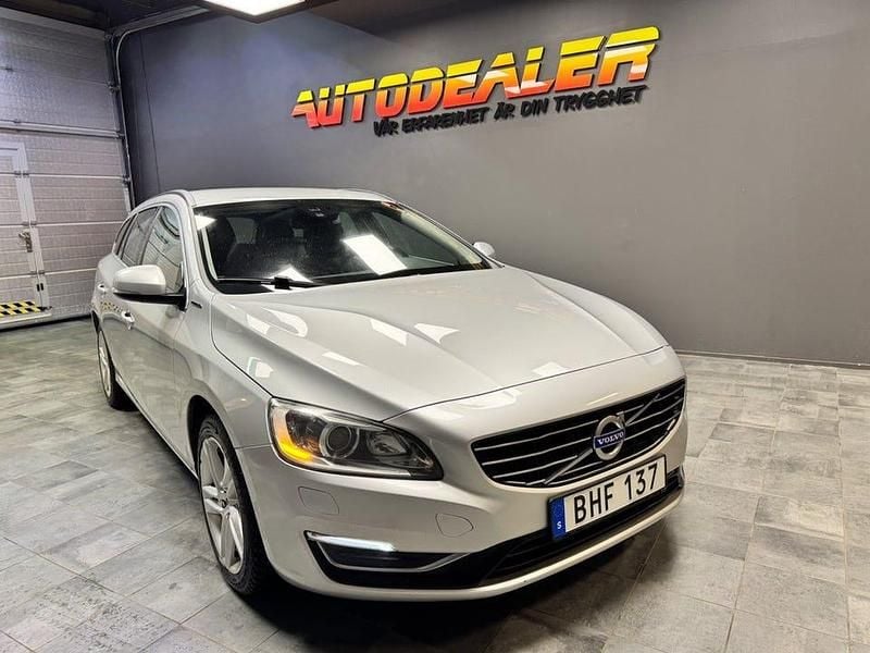 Silver Begagnad 2014 Volvo V60 Momentum Kombi | 139 900 kr (Marknadspris) - Bild 1/4