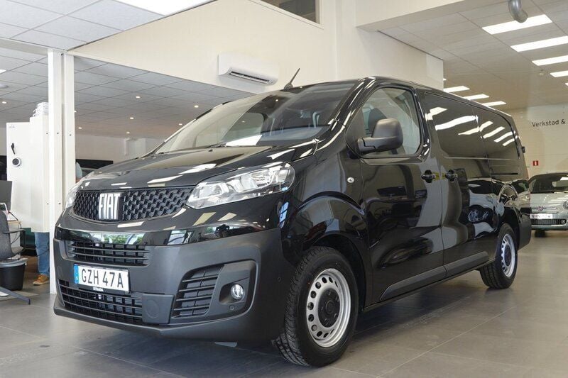 Svart (vit) Begagnad 2023 Fiat Scudo Minibuss | 474 875 kr - Bild 1/4