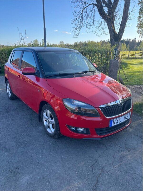 Röd Begagnad 2014 Skoda Fabia Ambiente Halvkombi | 47 900 kr (Bra pris) - Bild 1/4