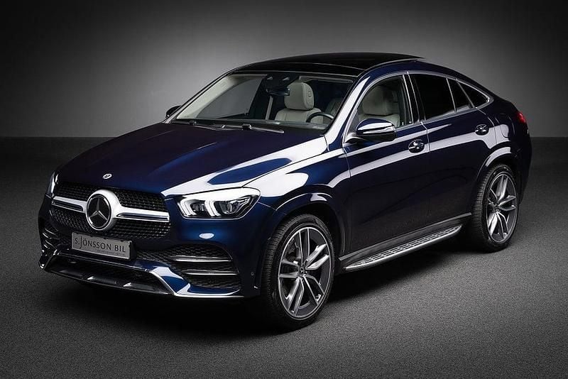 Mörkblå (canvasitblå metallic) Begagnad 2022 Mercedes GLE350 AMG line Sportkupé | 799 000 kr (Marknadspris) - Bild 1/4