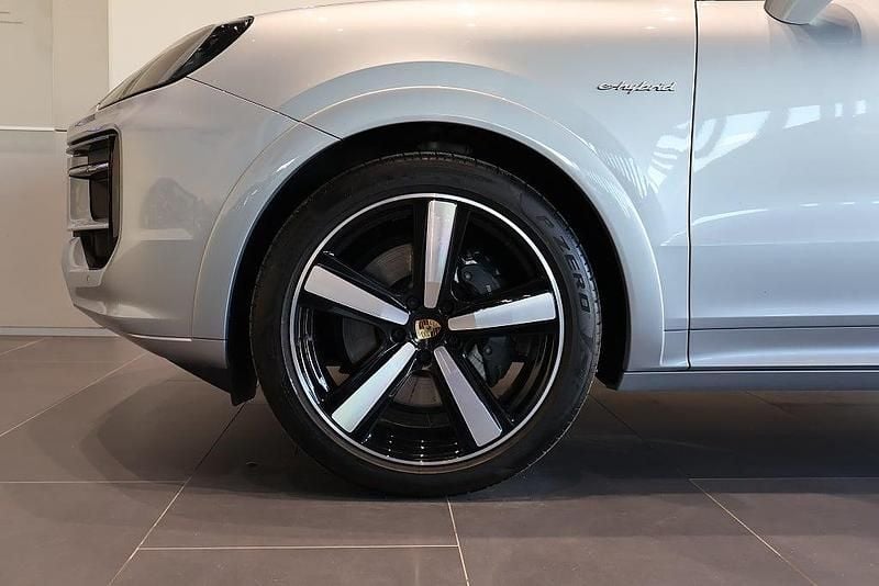 Begagnad Porsche Cayenne 305 HK (224 kW) 2023 Silver SUV