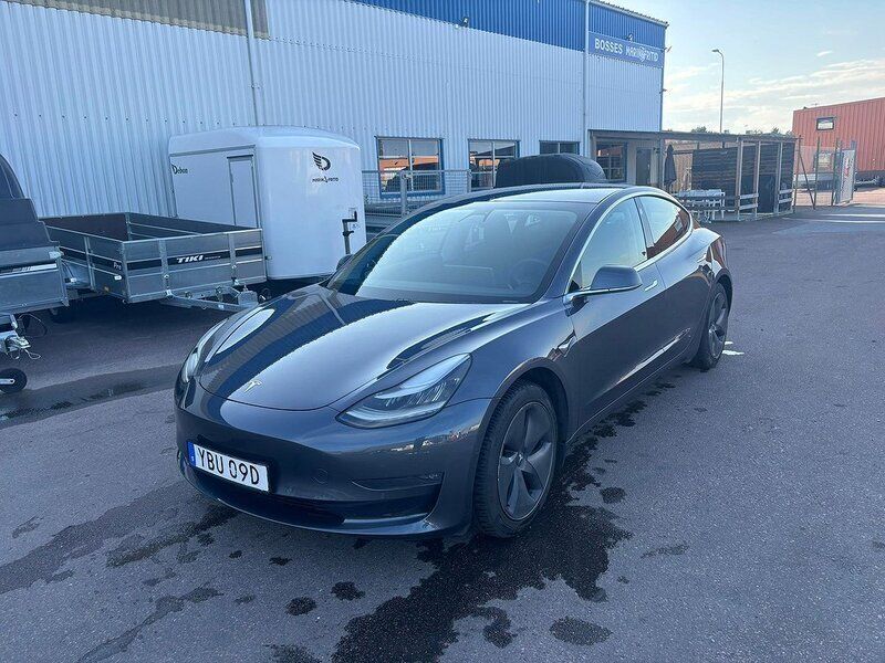 Grå Begagnad 2019 Tesla Model 3 Long Range Sedan | 379 900 kr - Bild 1/4