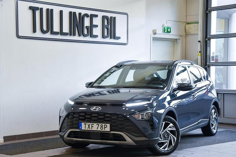 Grå Begagnad 2023 Hyundai Bayon Essential SUV | 189 900 kr (Marknadspris) - Bild 1/4