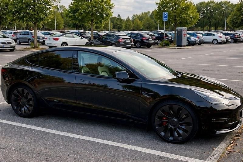 Begagnad 2021 Tesla Model 3 Performance Sedan | 319 000 kr (Marknadspris) - Bild 1/1