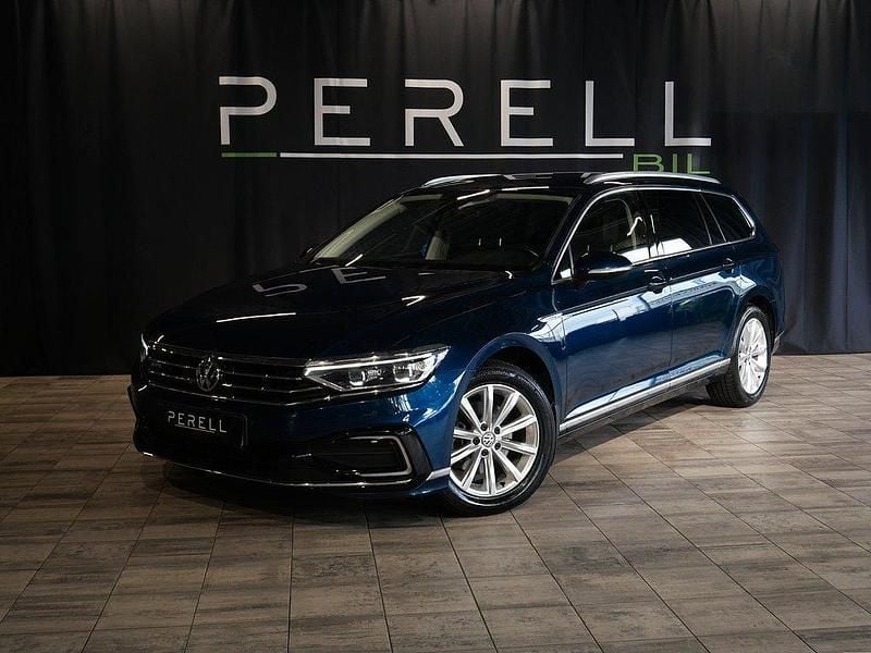 Blå Begagnad 2020 VW Passat Executive Kombi | 279 000 kr (Lite dyr) - Bild 1/4
