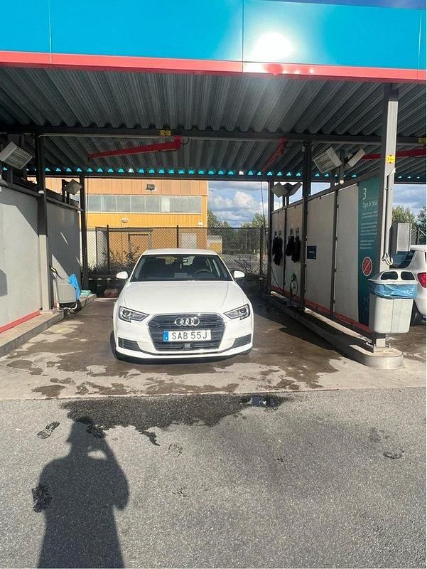 Vit Begagnad 2020 Audi A3 Sportback Comfort Halvkombi | 175 000 kr (Superpris) - Bild 1/4