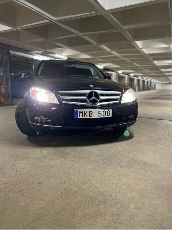 Svart Begagnad 2010 Mercedes C200 Sedan | 100 499 kr (Marknadspris) - Bild 1/4