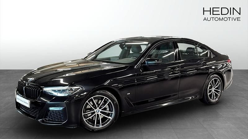 Svart (black) Begagnad 2022 BMW 520 M Sport Sedan | 458 700 kr (Marknadspris) - Bild 1/4
