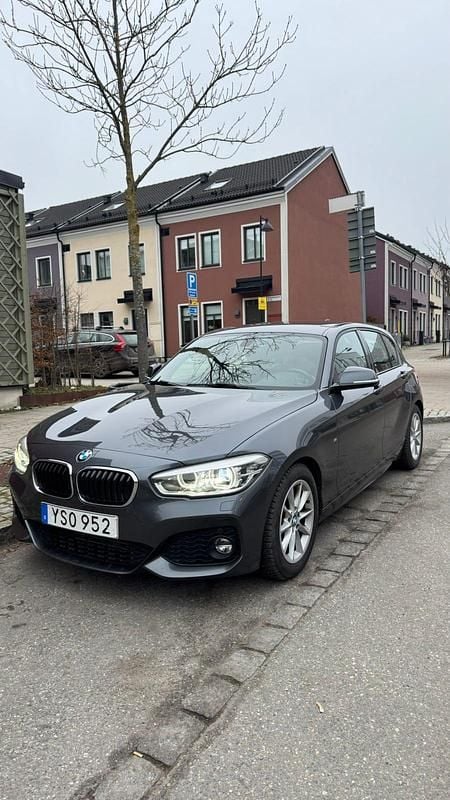 Begagnad 2019 BMW 118 Halvkombi | 195 000 kr - Bild 1/4