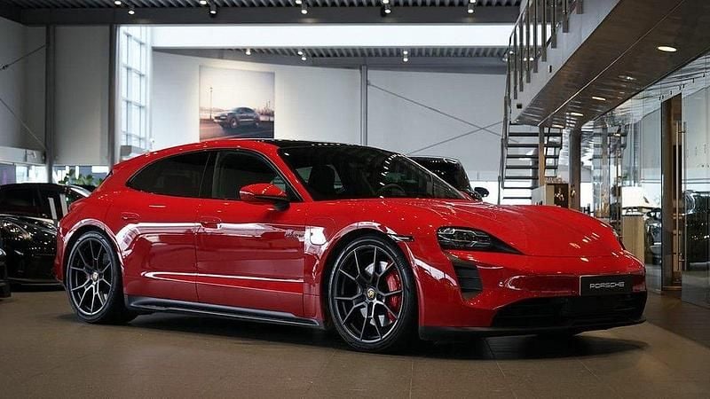 Röd Begagnad 2022 Porsche Taycan GTS Sport Turismo Sedan | 899 000 kr - Bild 1/4