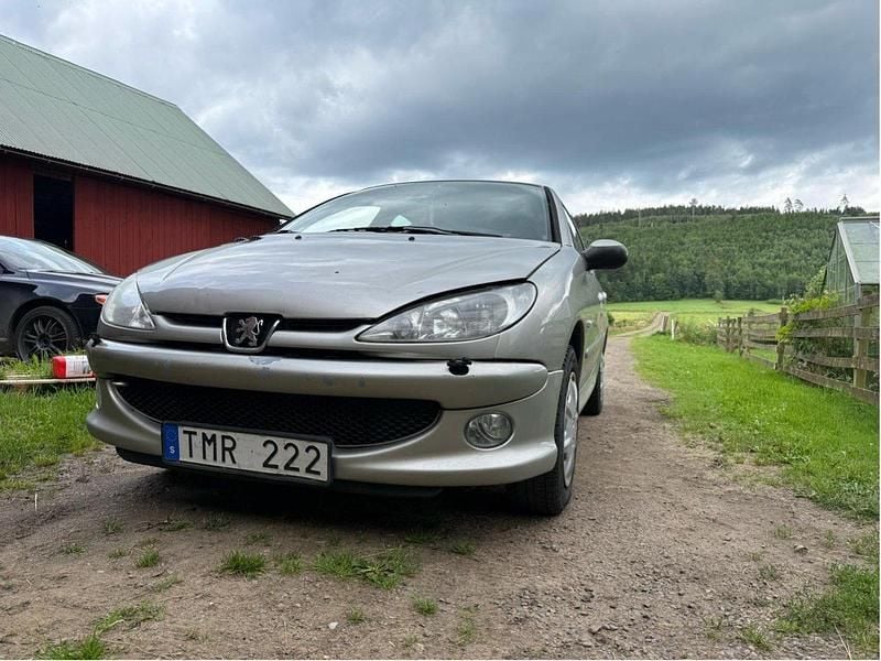 Grå Begagnad 2007 Peugeot 206 Halvkombi | 15 000 kr (Marknadspris) - Bild 1/4