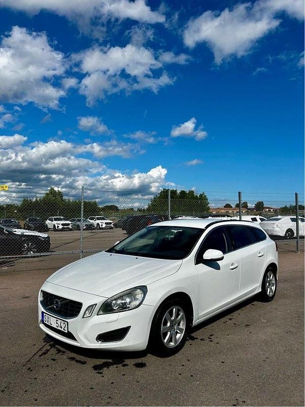 Vit Begagnad 2012 Volvo V60 Momentum Kombi | 59 900 kr (Marknadspris) - Bild 1/4