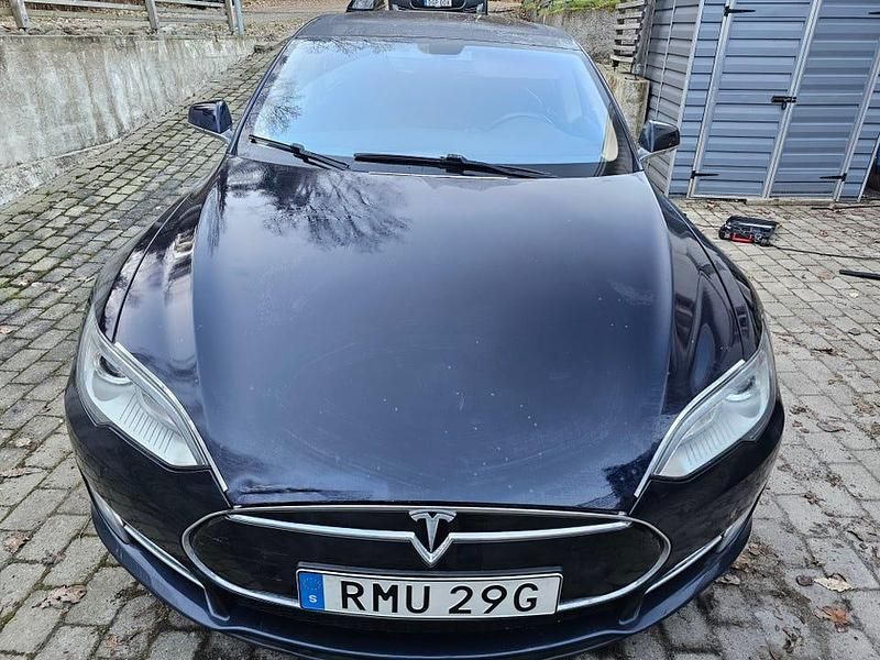 Begagnad Tesla Model S 278 kW (378 HK) 2014 Deep blue metallic Halvkombi