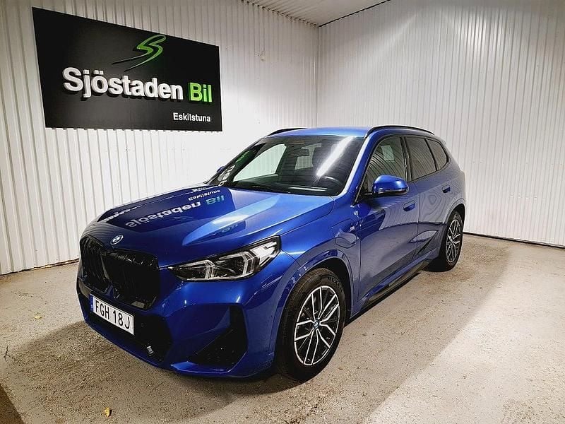 Blå Begagnad 2024 BMW X1 M Sport SUV | 469 900 kr (Marknadspris) - Bild 1/4