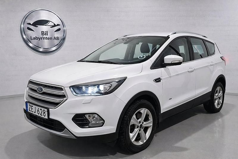 Vit Begagnad 2018 Ford Kuga Trend SUV | 129 900 kr (Marknadspris) - Bild 1/4
