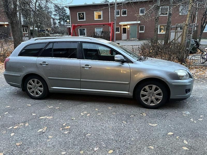 Grå Begagnad 2008 Toyota Avensis Kombi | 24 900 kr (Marknadspris) - Bild 1/3