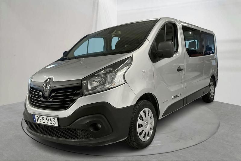 Silver Begagnad 2017 Renault Trafic Van | 125 000 kr (Lite dyr) - Bild 1/4