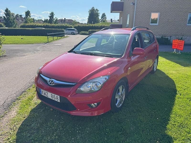 Röd Begagnad 2011 Hyundai i30 Select Kombi | 39 900 kr (Superpris) - Bild 1/4