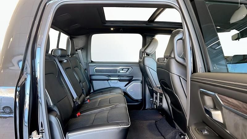 Ny RAM 1500 426 HK (313 kW) 2025 Svart Pickup