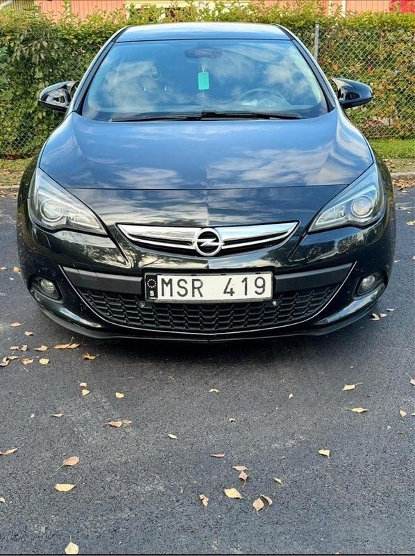 Svart Begagnad 2012 Opel Astra GTC Halvkombi | 57 900 kr - Bild 1/4