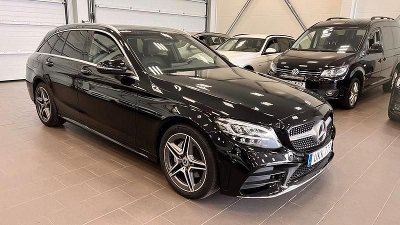 Svart (svartmetallic) Begagnad 2019 Mercedes C200 AMG Kombi | 289 900 kr (Marknadspris) - Bild 1/4