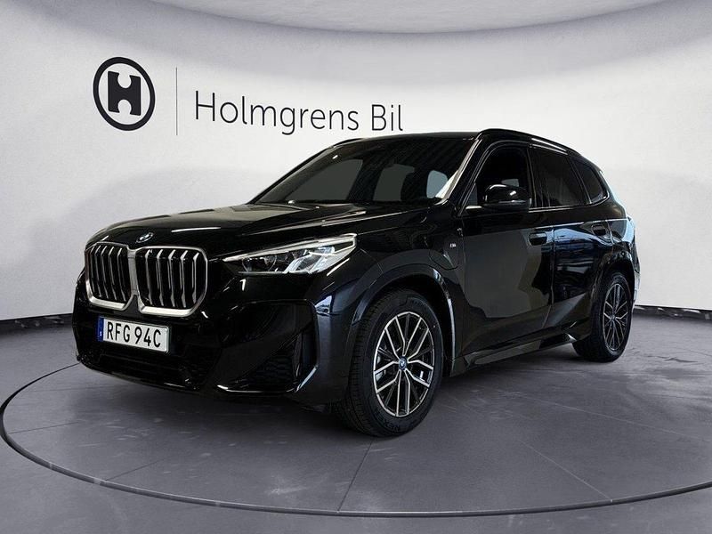 Svart Begagnad 2024 BMW X1 M Sport SUV | 611 500 kr (Marknadspris) - Bild 1/4