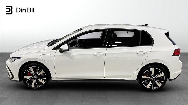 Begagnad VW Golf VII GTE 150 HK (110 kW) 2021 Pure white Halvkombi