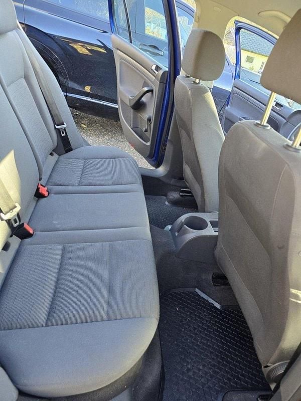 Blå Begagnad 2005 VW Golf IV Trendline Halvkombi | 27 000 kr (Marknadspris) - Bild 1/4