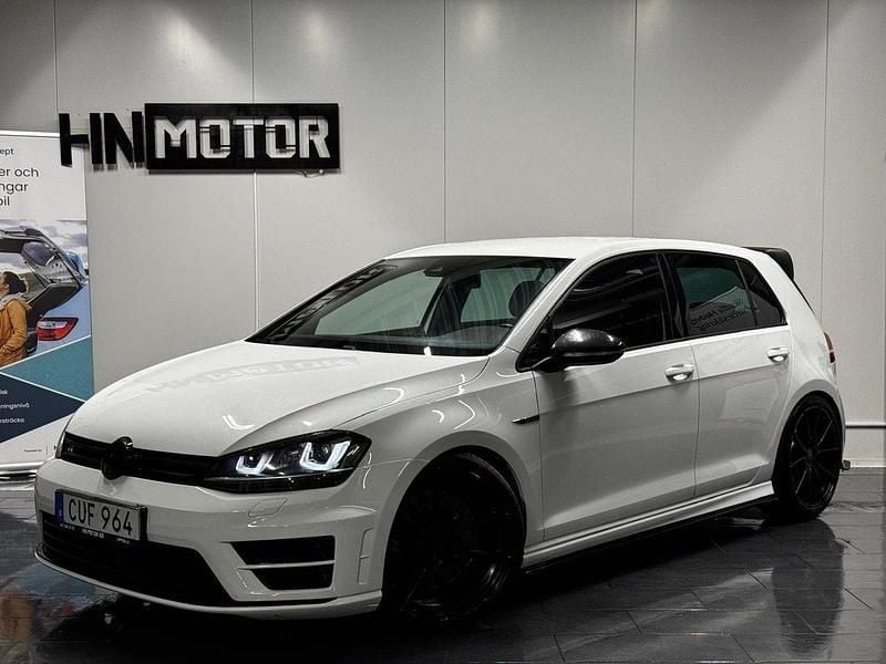 Vit Begagnad 2014 VW Golf VII R Halvkombi | 179 900 kr (Superpris) - Bild 1/4